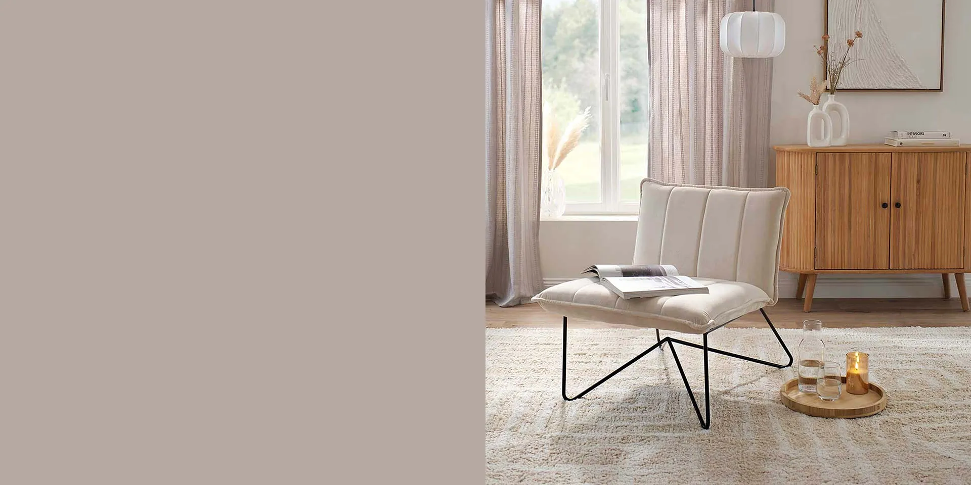 Mobili eleganti dai colori naturali adornano la stanza luminosa. Delicate tende lasciano entrare la luce.