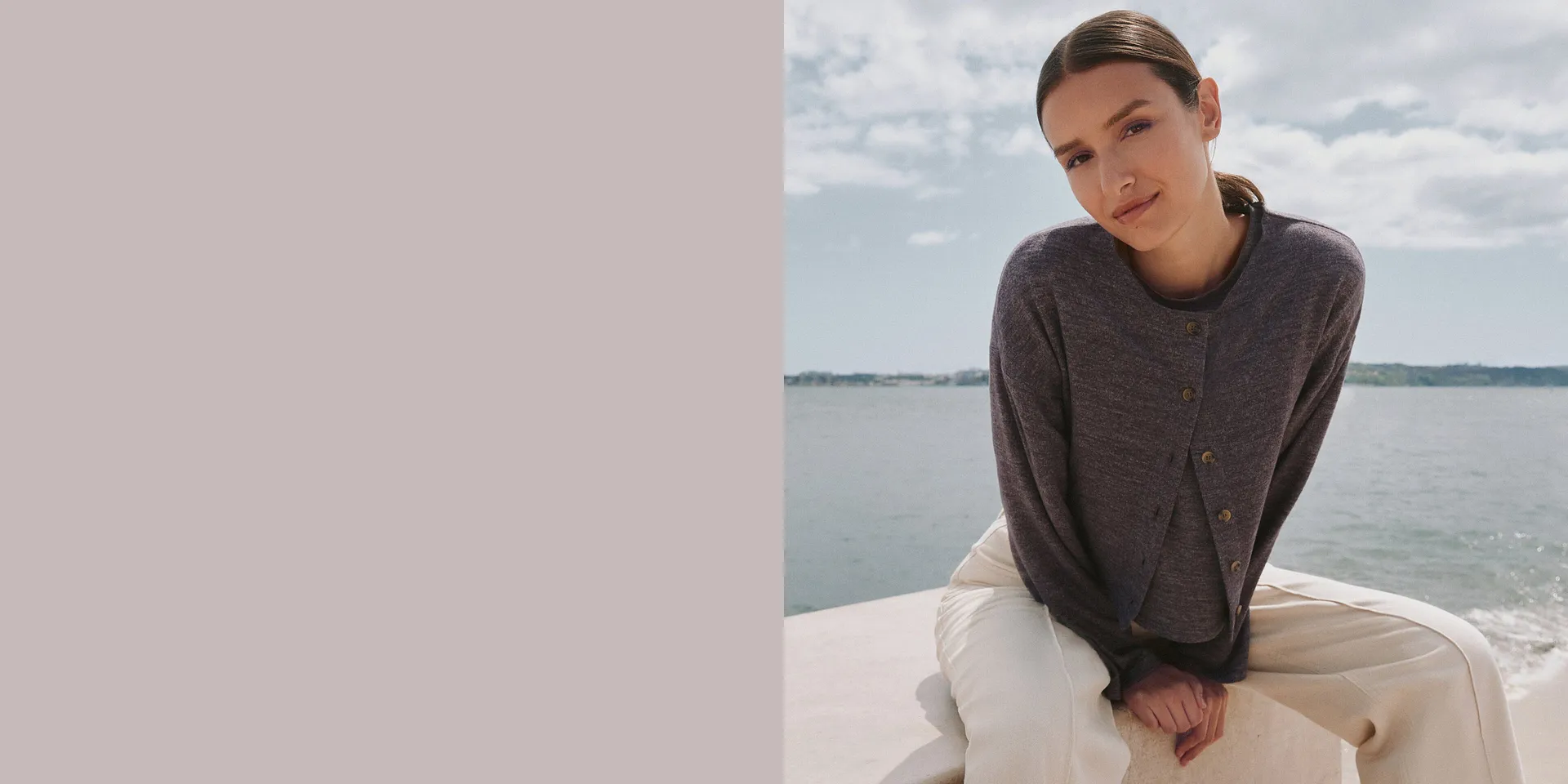 Cardigan grigio con pantaloni bianchi.