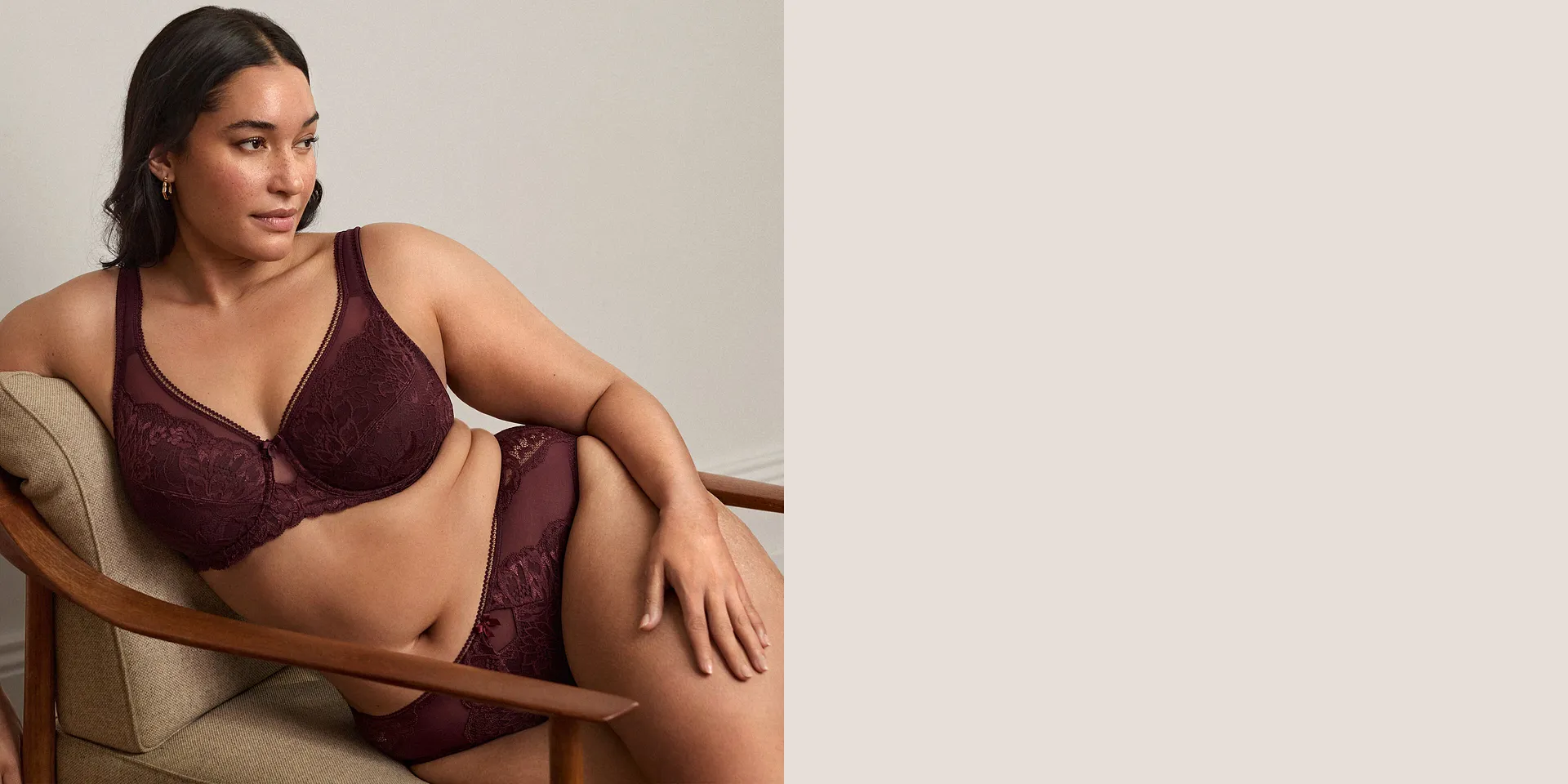 Un reggiseno con pizzo e biancheria intima coordinata in bordeaux.