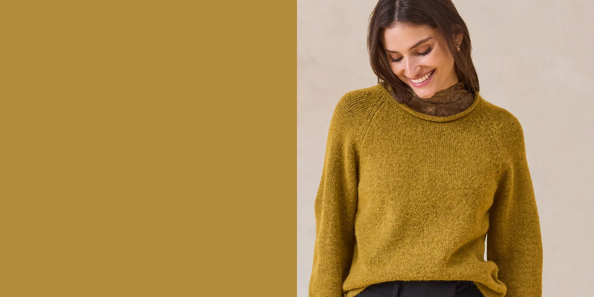Maglione verde con scollo rotondo.