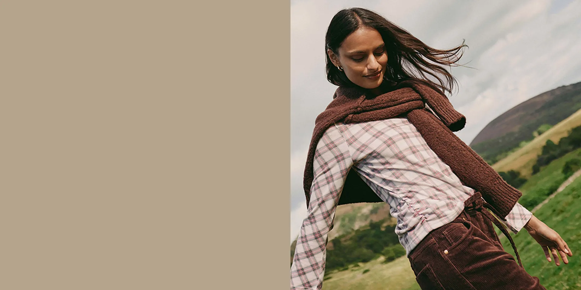 Maglia a quadri, maglione marrone e pantaloni di velluto a coste.