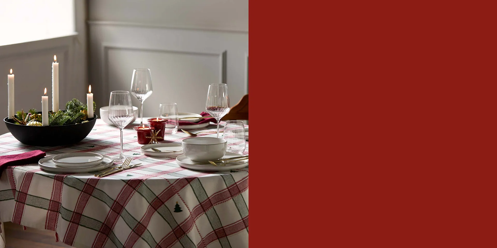 Tavola imbandita a festa per un piacevole pranzo di Natale.