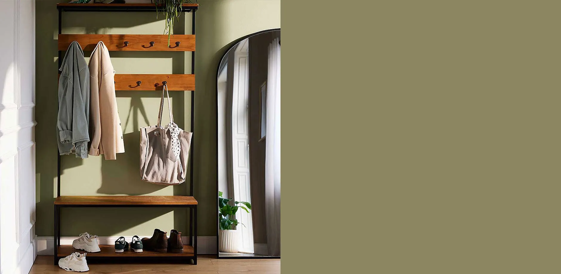 Appendiabiti aperto con ripiani in legno, borse e scarpe in tonalit&agrave; naturali.