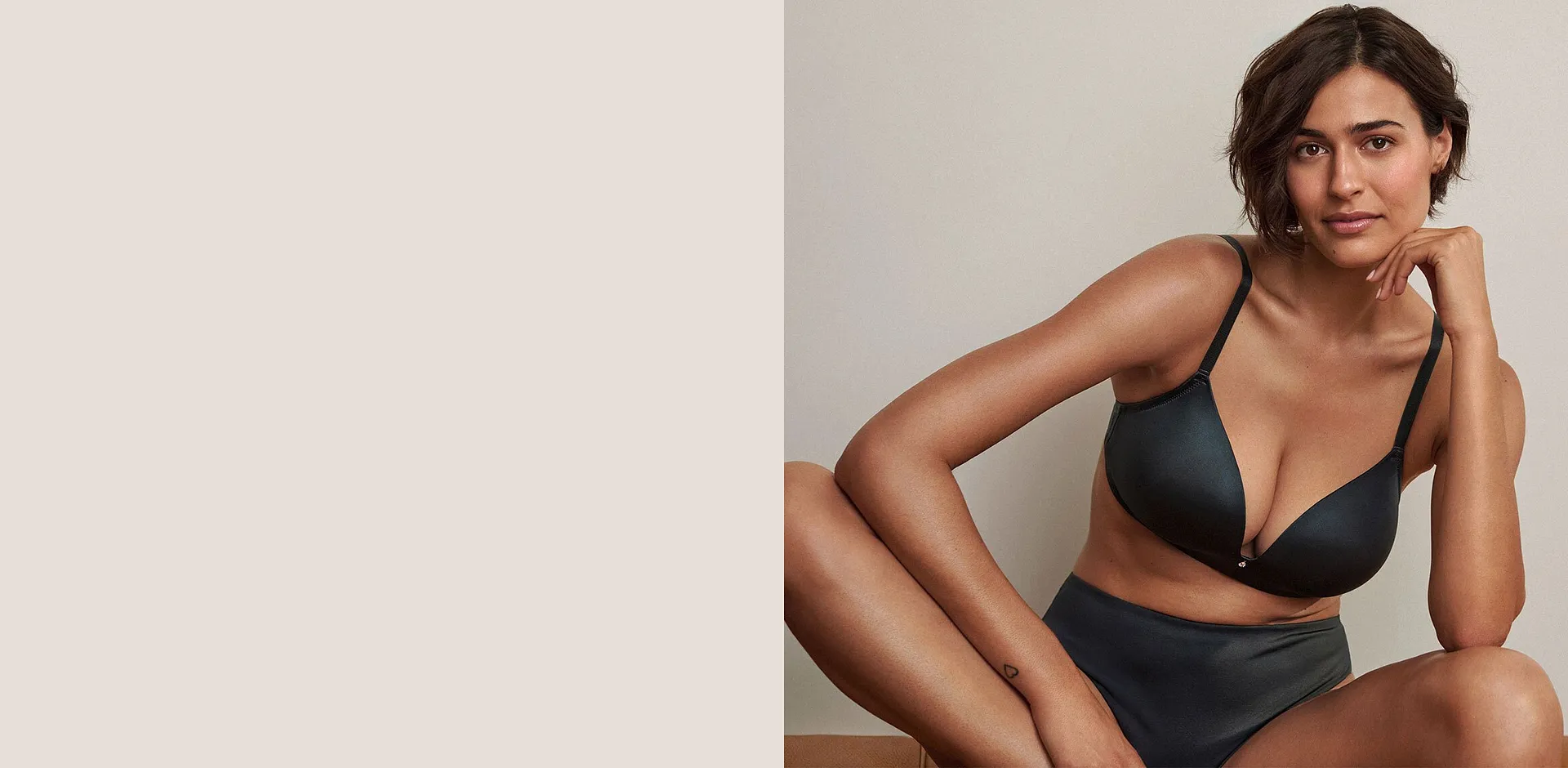 Elegante reggiseno blu scuro con ferretto e slip abbinato.