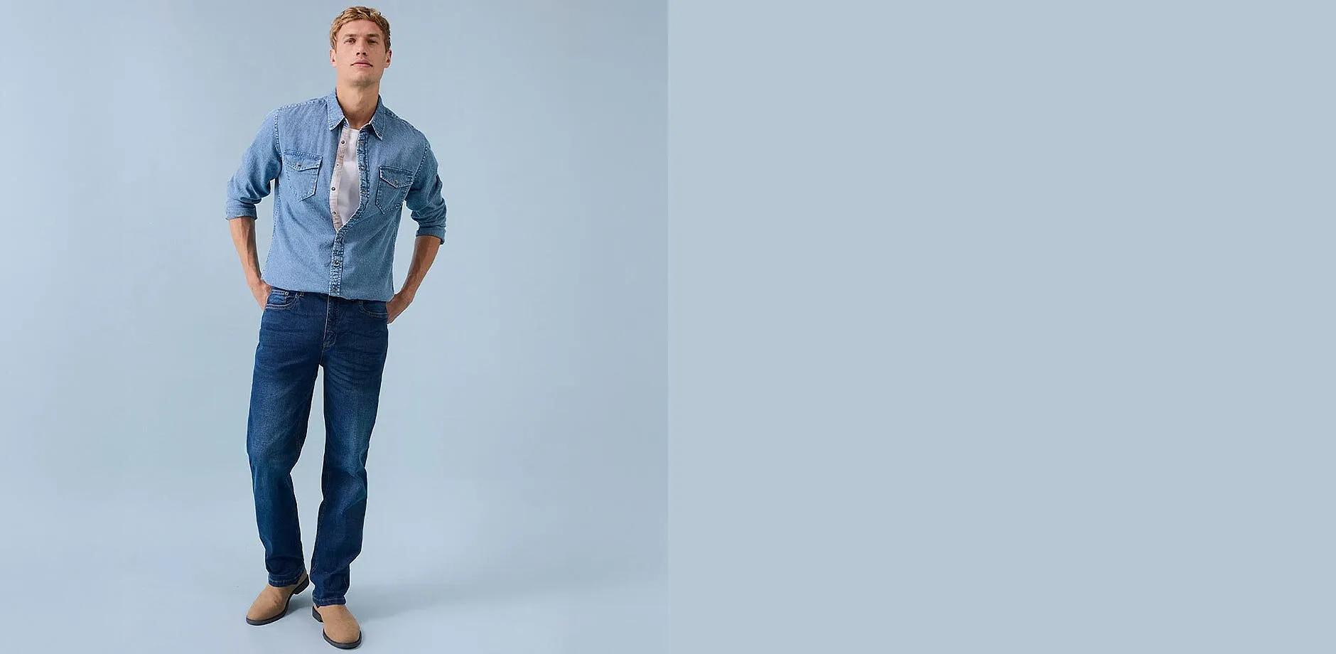 Look denim casual: camicia di jeans azzurra e jeans classici scuri.
