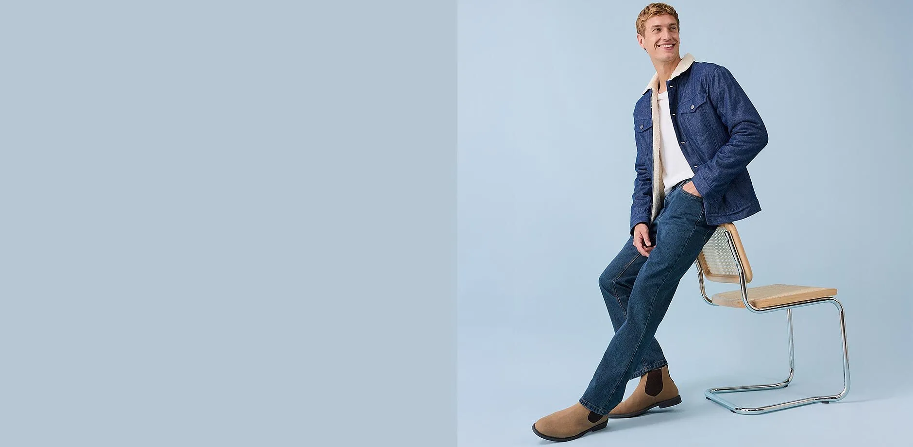 Look denim casual: giacca di jeans blu e jeans regular fit scuri.