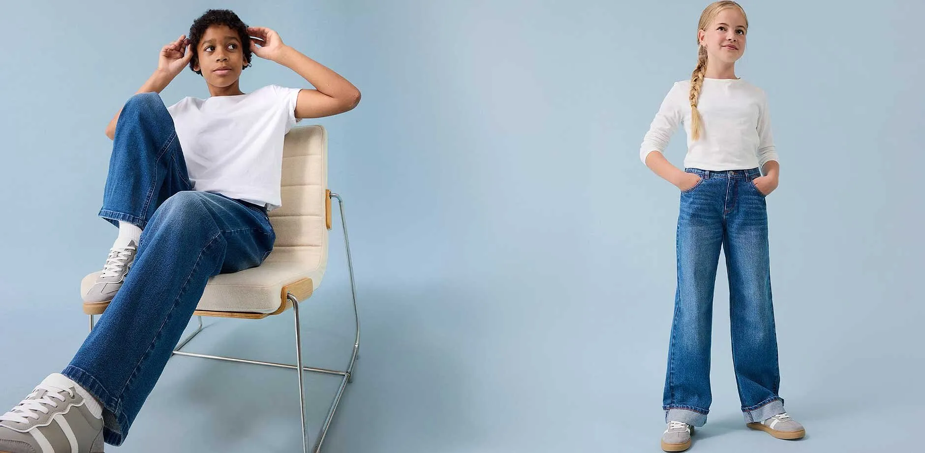 Look casual con t-shirt bianche e jeans larghi. Abbigliamento quotidiano comodo per i giovani.