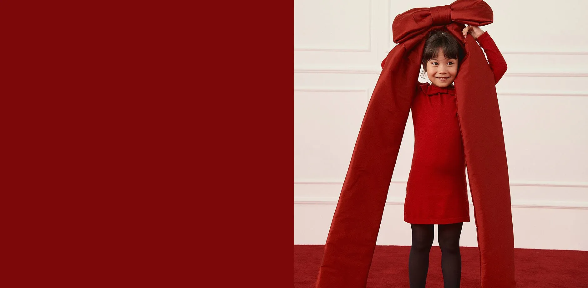 Un abito rosso con collant neri.