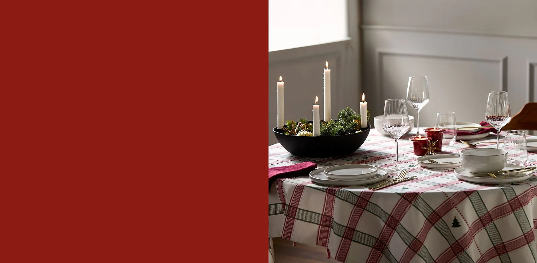 Tavola imbandita a festa per un piacevole pranzo di Natale.