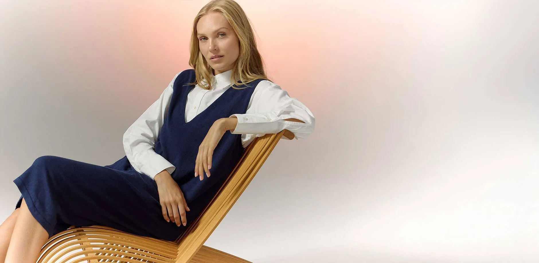 Combinazione di camicetta bianca e abito blu scuro.