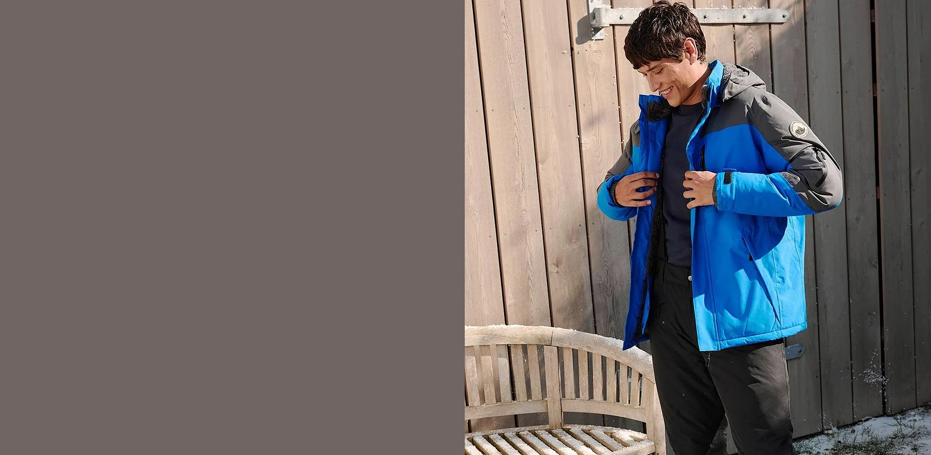 Giacca sportiva blu con cappuccio, perfetta per le giornate attive all&#39;aria aperta.