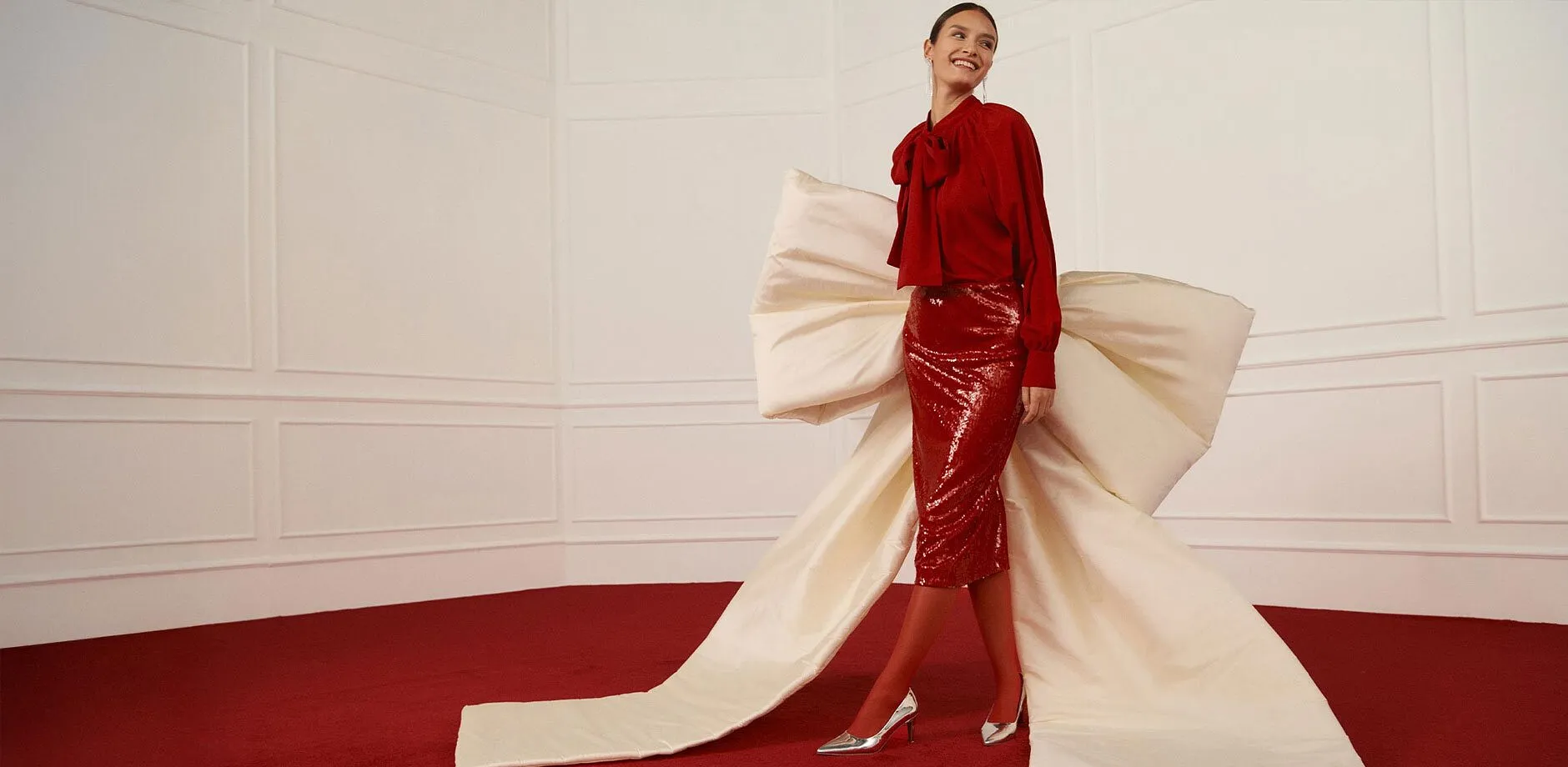 Elegante blusa rossa abbinata a una gonna lucida.