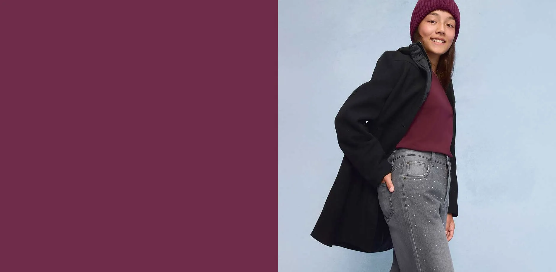 Una ragazza indossa abiti invernali pesanti.