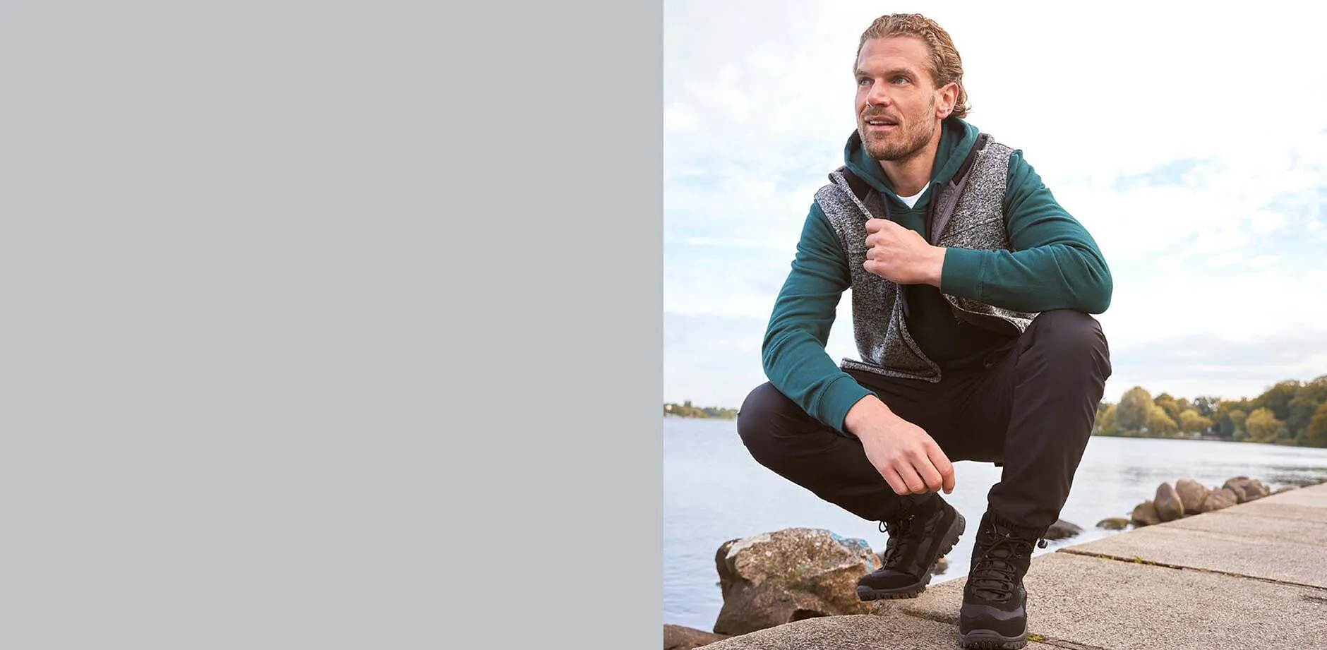 Maglione verde, pantaloni scuri e pratico gilet per le giornate fresche.