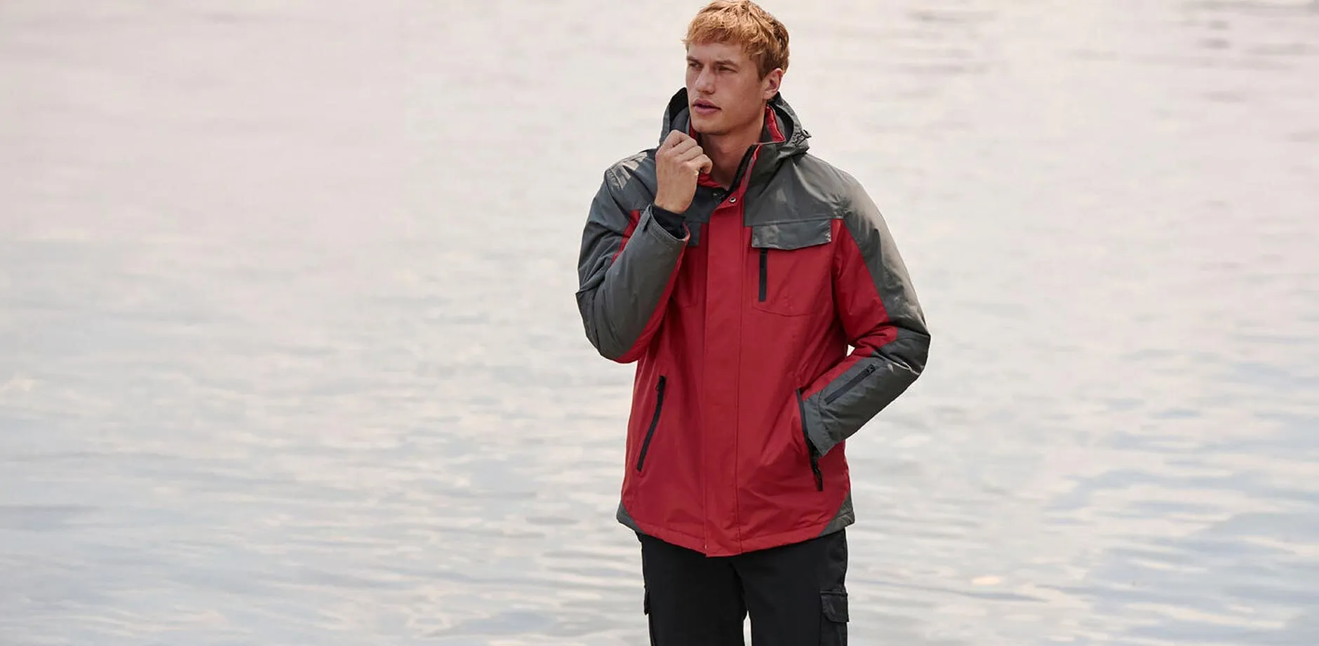 Pratico giubbotto invernale rosso con elementi neri.