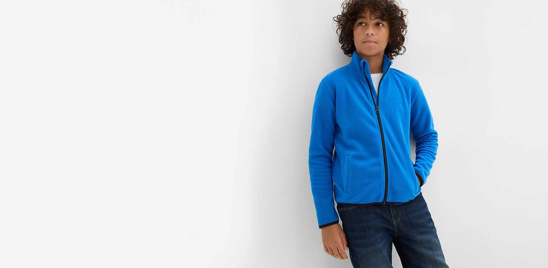 Ragazzo che indossa una giacca blu in pile.