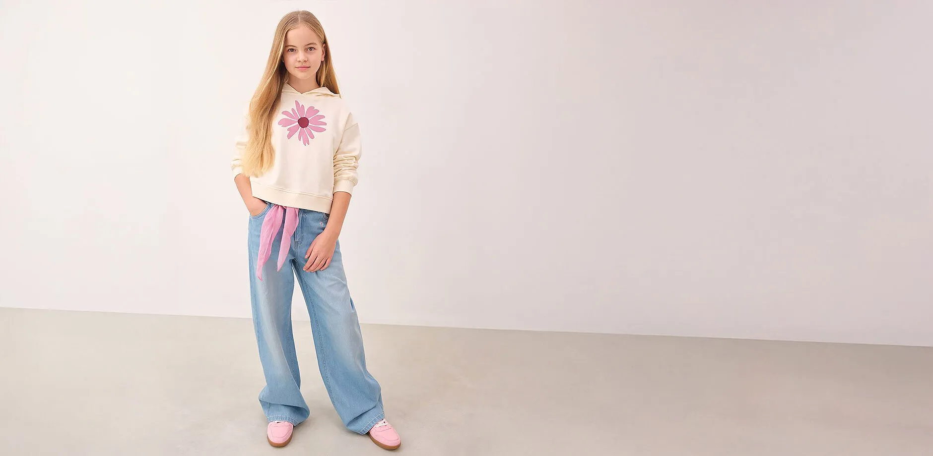 Felpa con stampa e pantaloni larghi. 