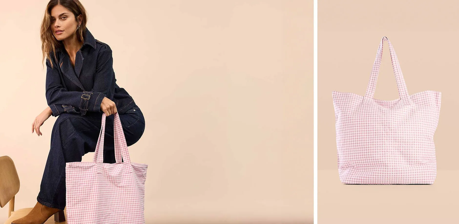 Tuta di jeans abbinata a borsa a quadri rosa.