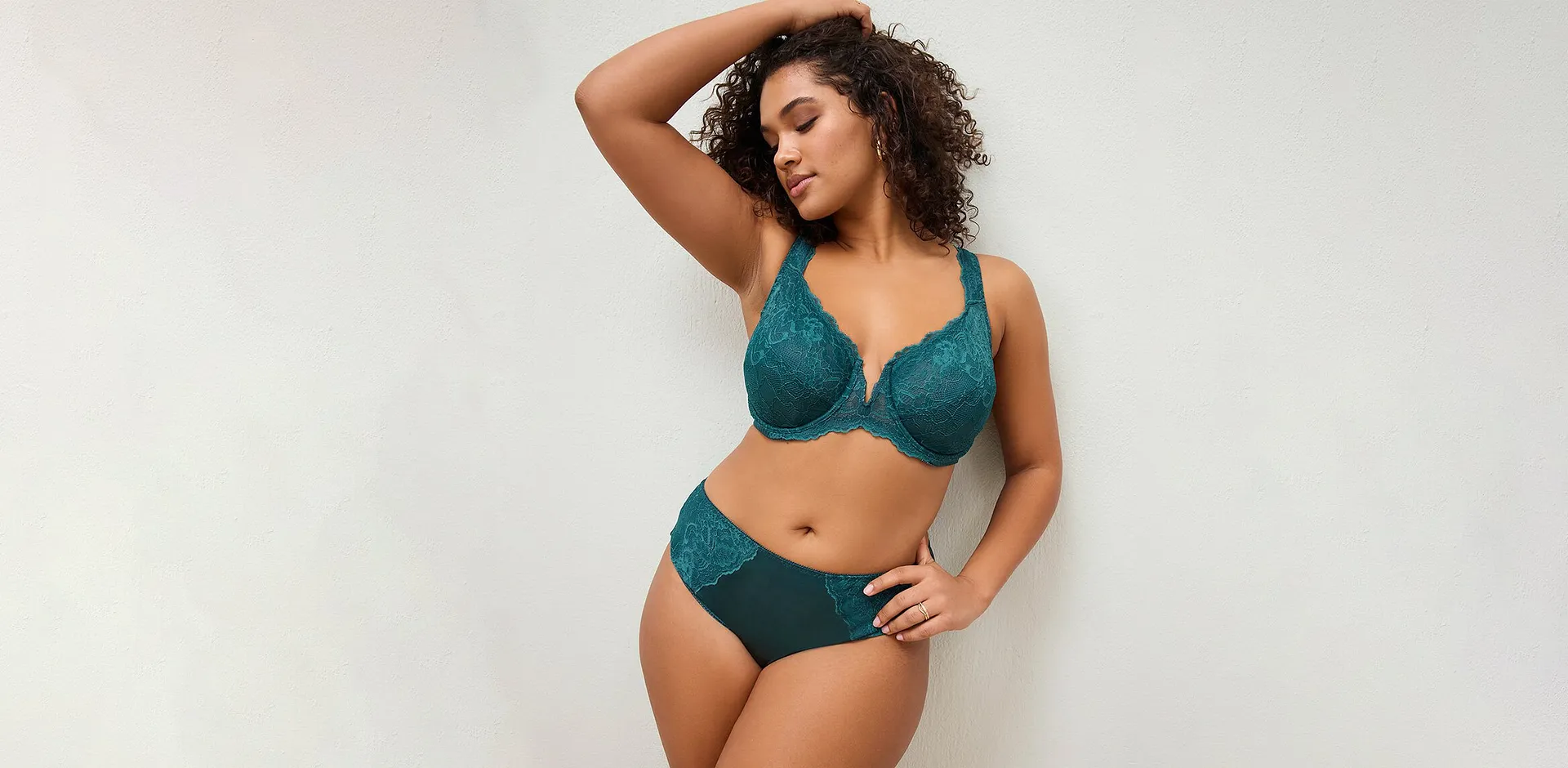 Il reggiseno in pizzo turchese e gli slip coordinati sottolineano con stile le curve femminili di chi li indossa.