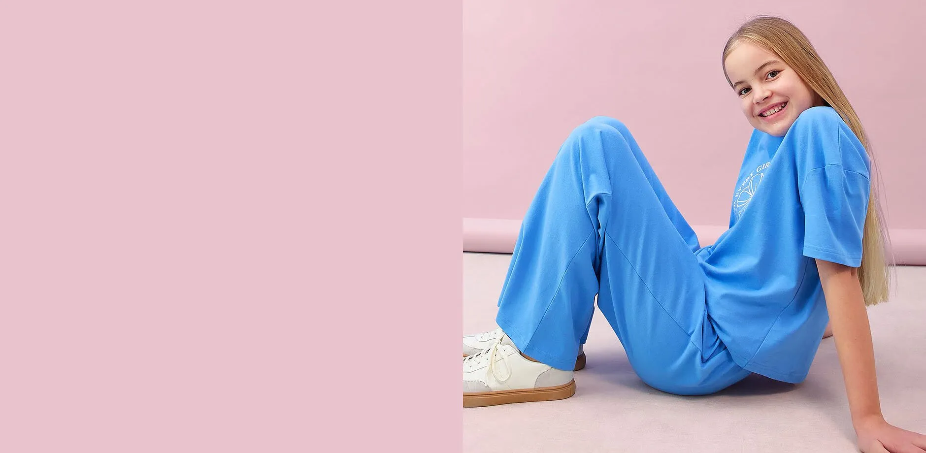 L'azzurro chiaro e confortevole domina l'outfit: T-shirt ampia e pantaloni larghi per un comfort rilassato.