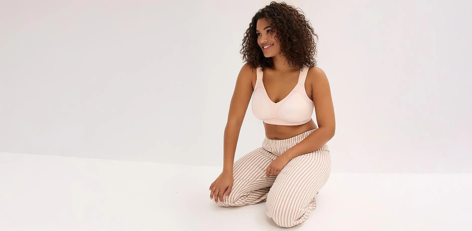 Un elegante abbinamento composto da un reggiseno chiaro e pantaloni chiari in fantasia, per un look disinvolto.