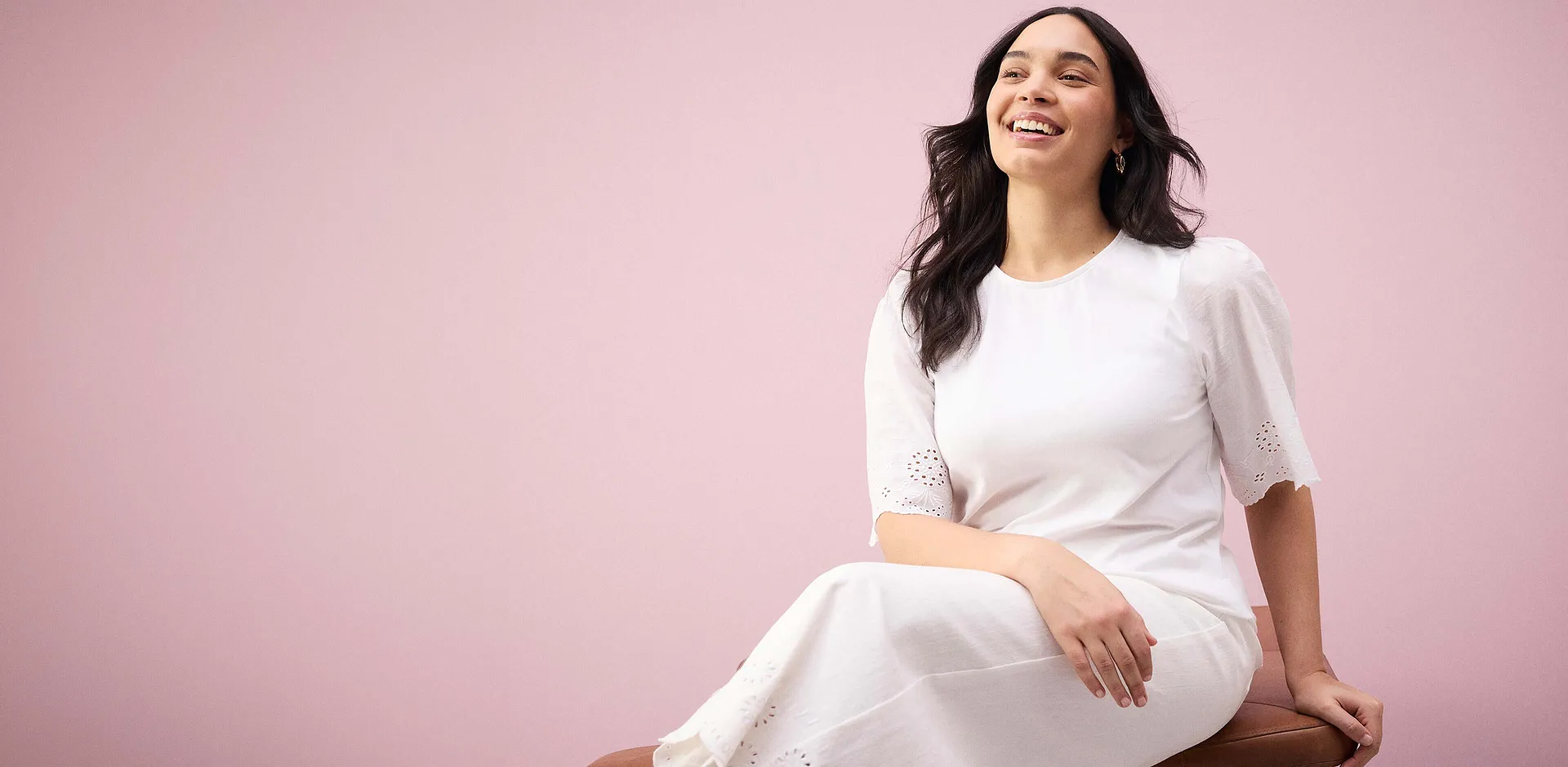 Elegante maglietta bianca con maniche corte traforate. 