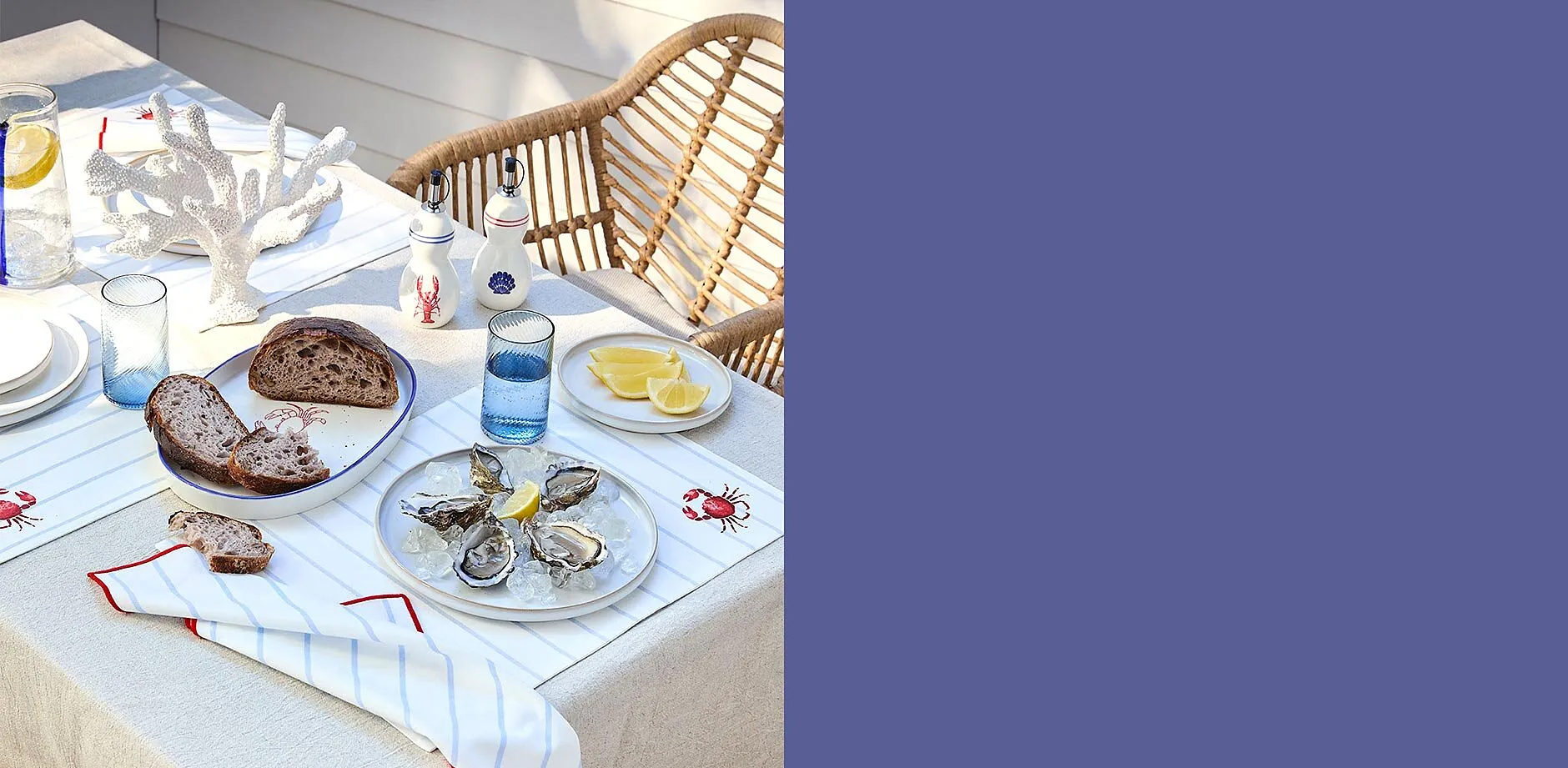 Un'elegante tovaglia beige con tovagliette bianche e decorazioni impreziosiscono il tavolo all'aperto.