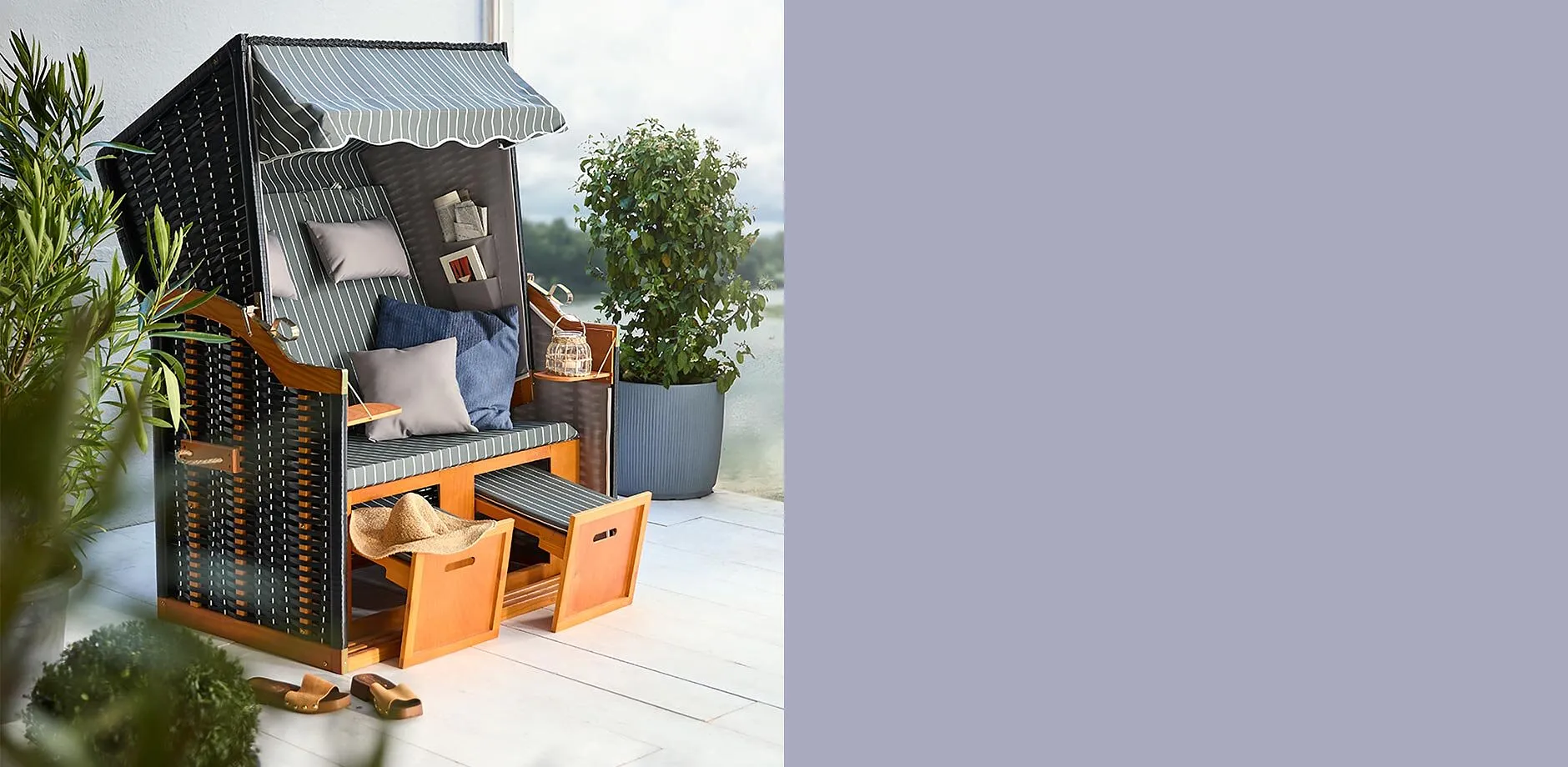 Accogliente cesta sdraio con motivo a righe blu e bianche.