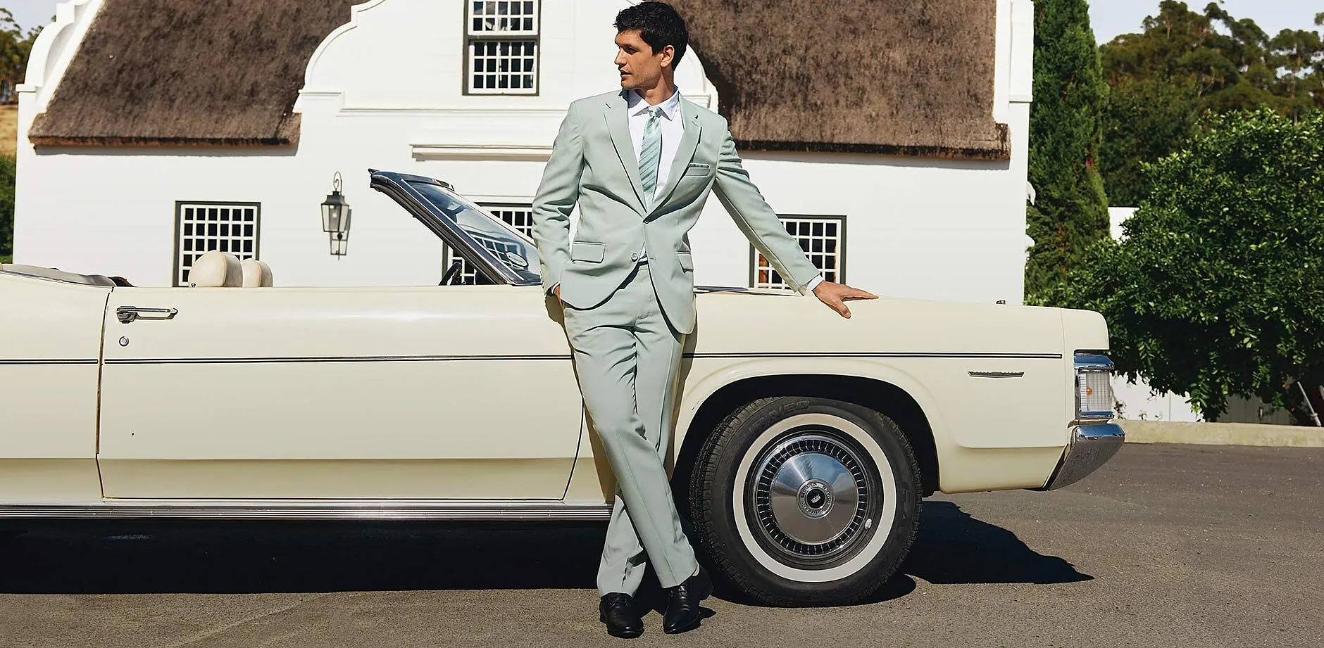 Elegante completo grigio chiaro con cravatta abbinata, abbinato con stile.