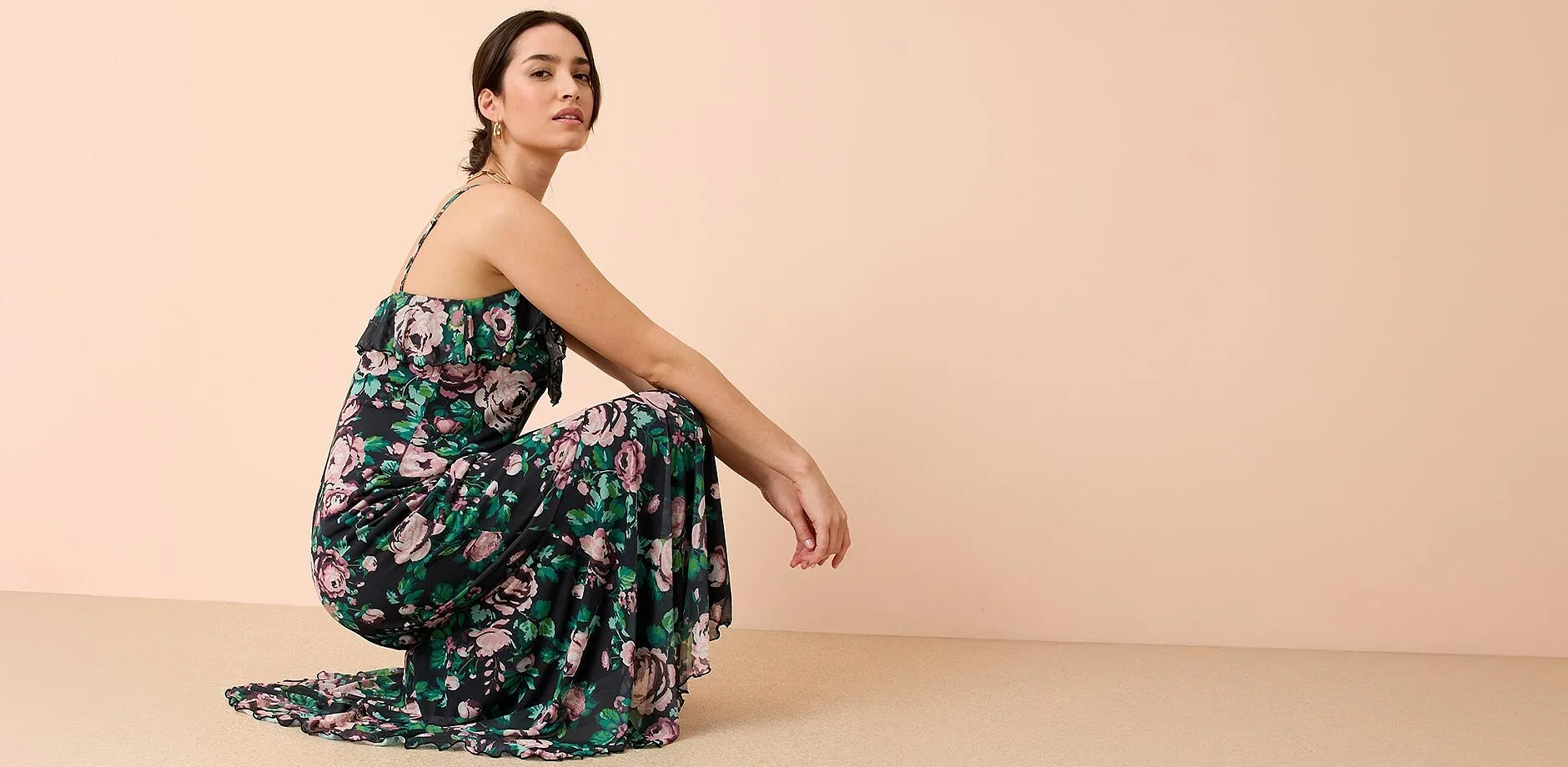 Abito estivo con spalline sottili nei colori nero, rosa e verde.