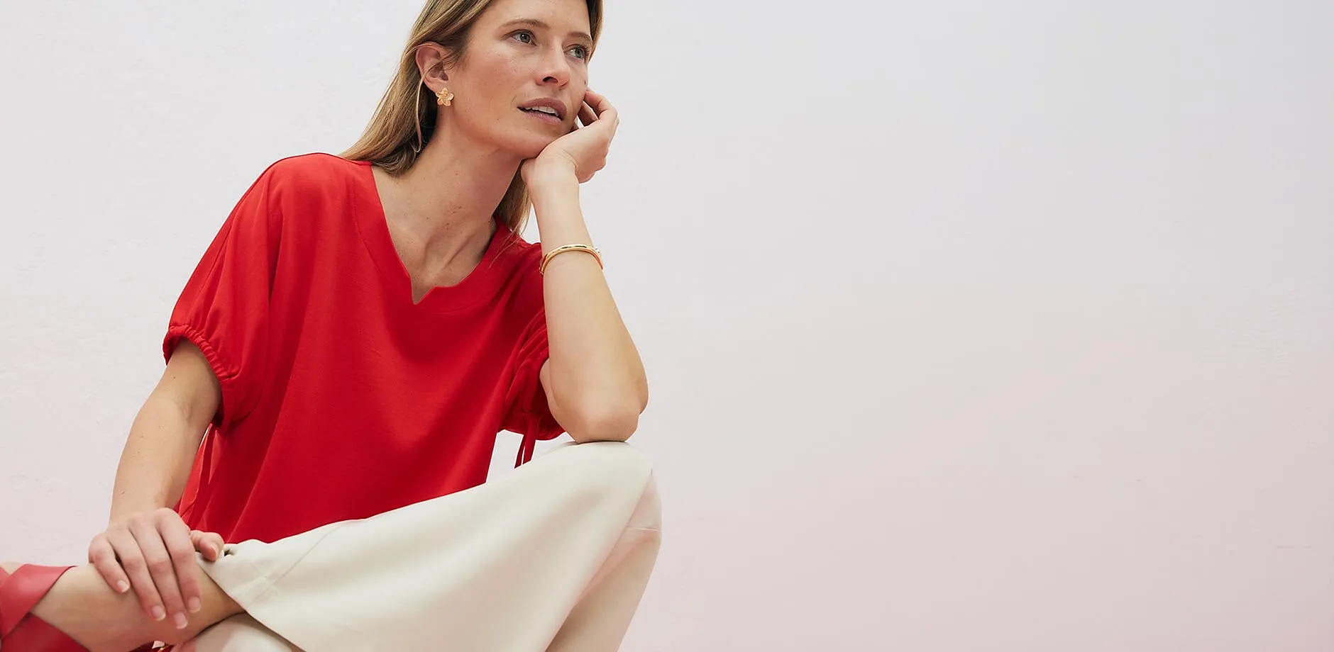 Maglia rossa con scollo a V e maniche corte.