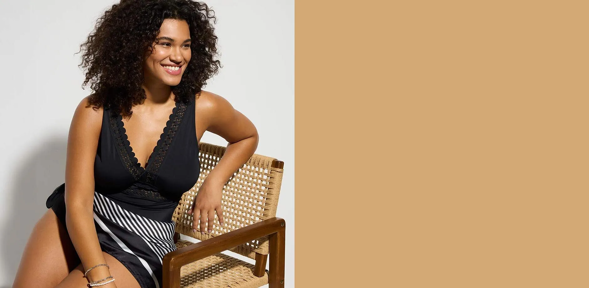 Costume da bagno nero con scollo a V e inserti realizzati con tecnica laser cut.