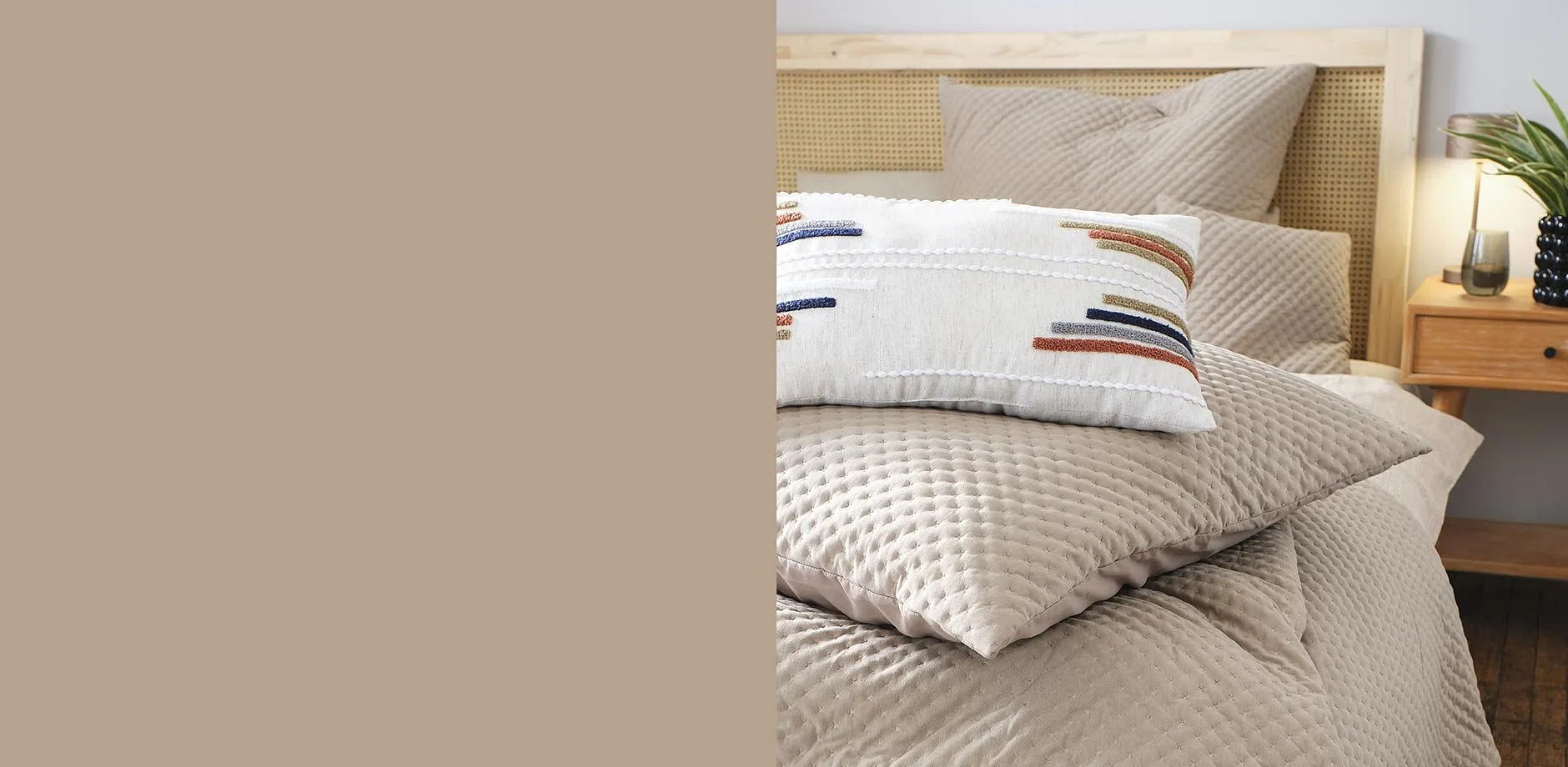 Biancheria da letto accogliente in tenui toni della terra.