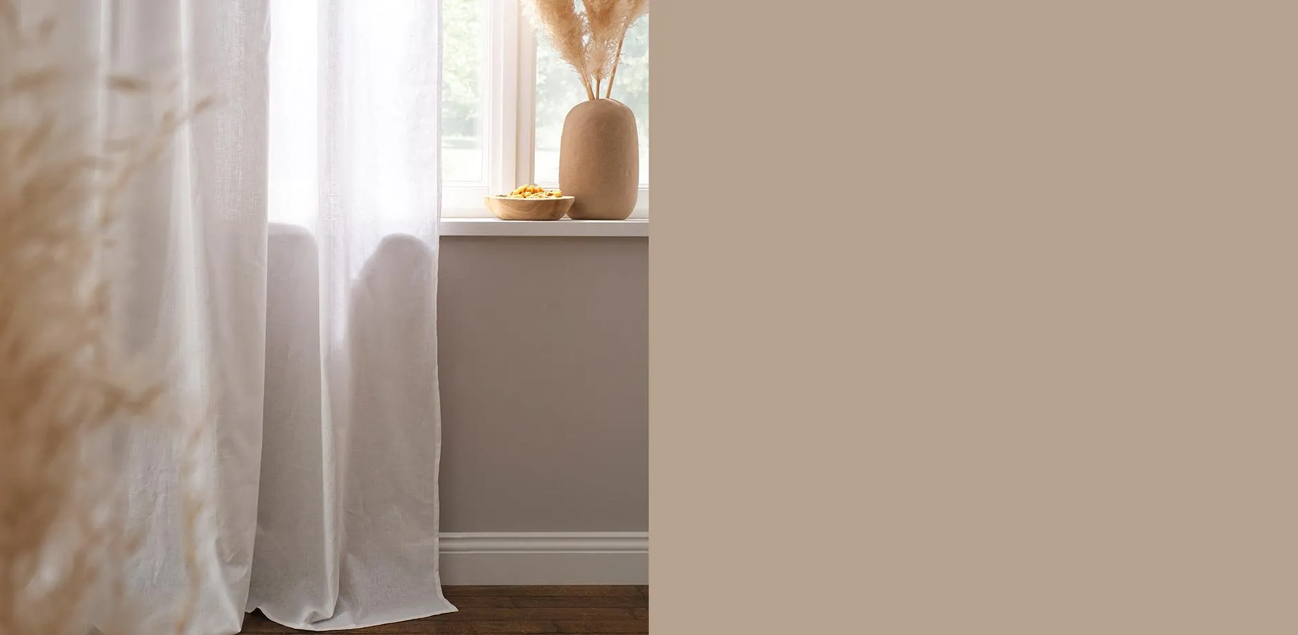 Tende leggere e bianche cadono elegantemente a terra.