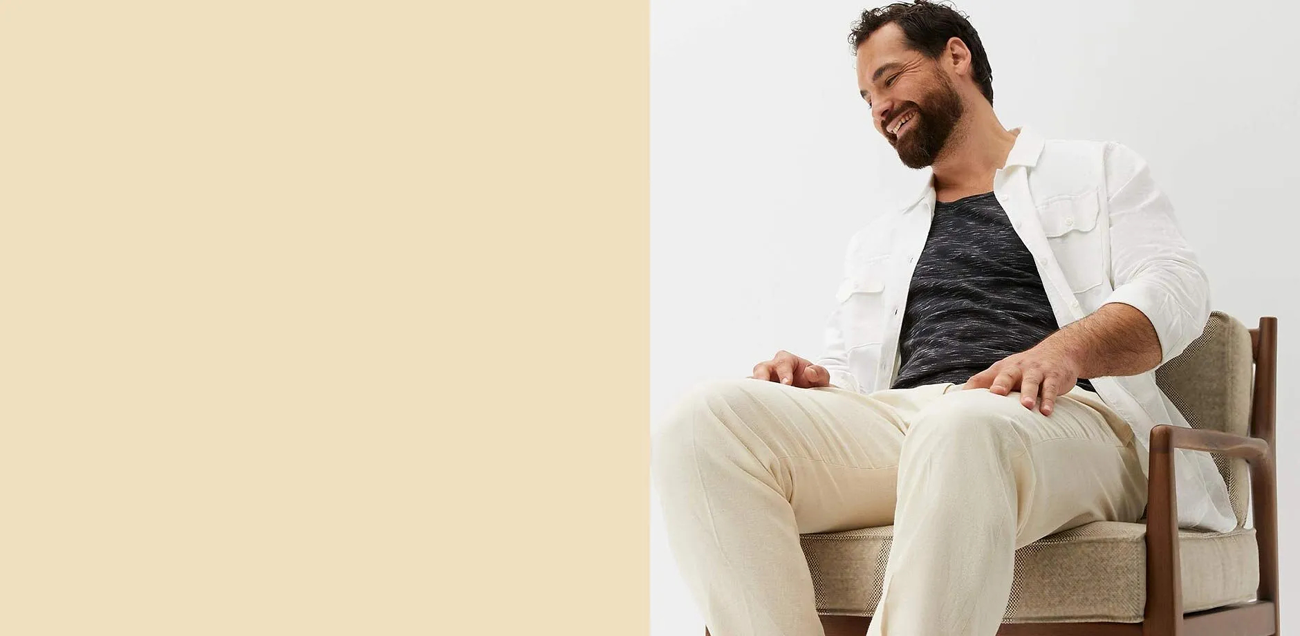 Outfit composto da camicia bianca, maglietta scura e pantaloni chiari.