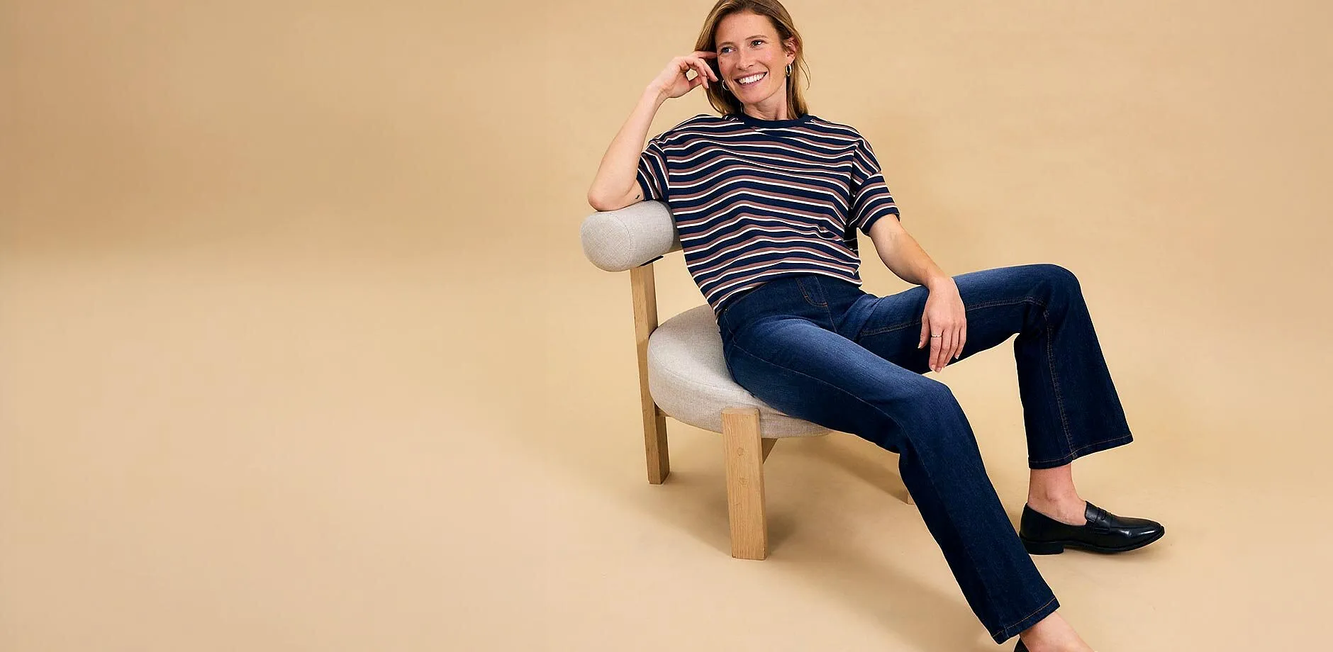 Outfit con jeans blu scuro e maglietta a righe.