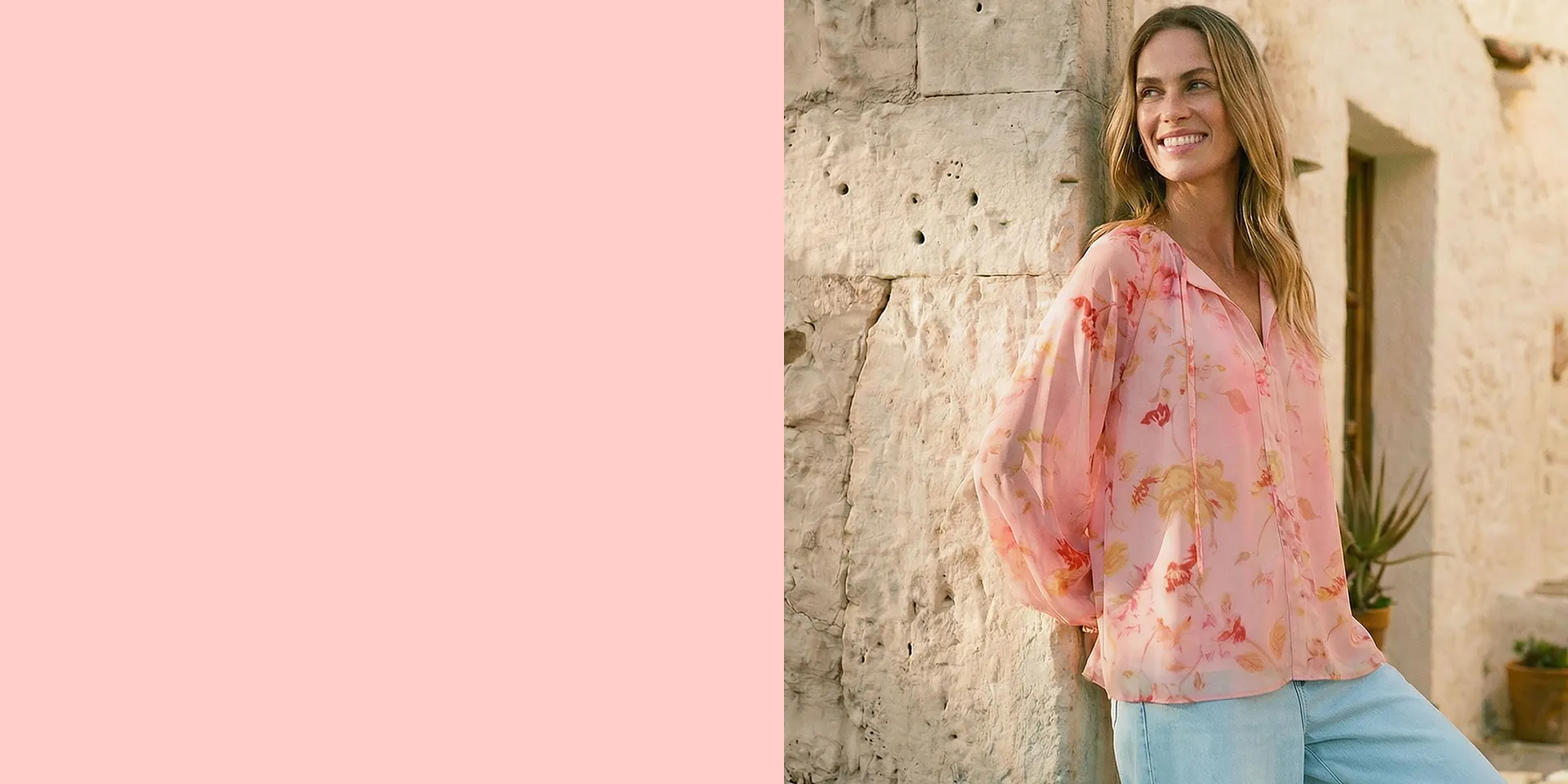 Blusa estiva in rosa tenue con motivo floreale.