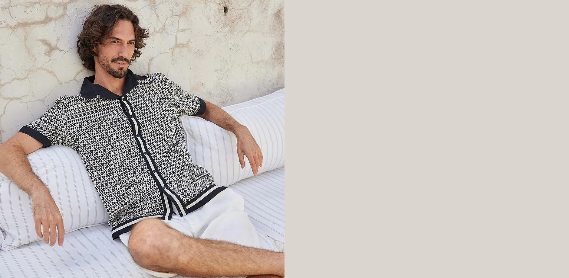 Camicia alla moda a maniche corte con stampa, in misto lino, abbinata a pantaloncini chiari.