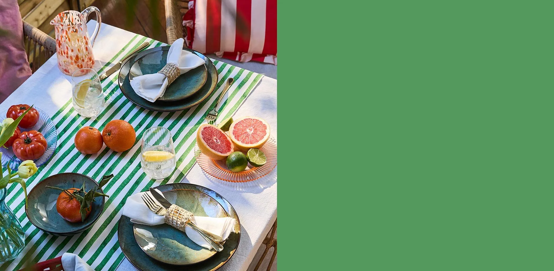 Una tavola imbandita con stoviglie e frutta in giardino.