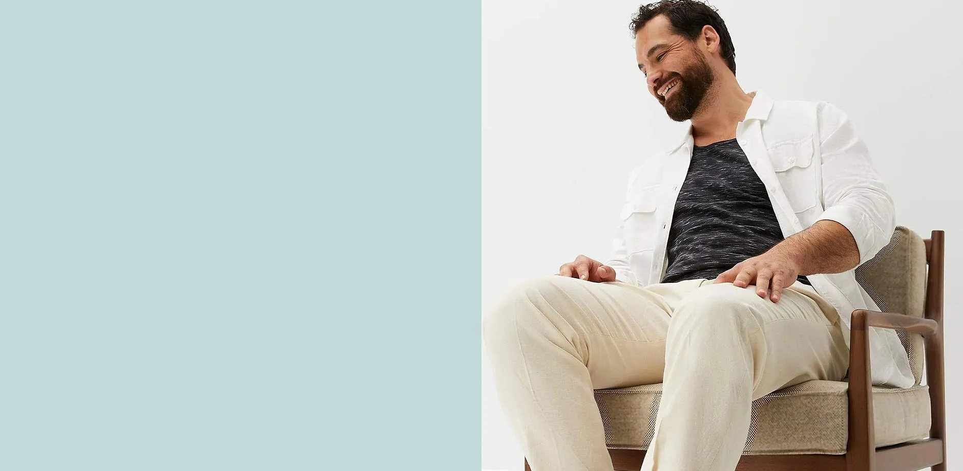 Outfit composto da camicia bianca, maglietta scura e pantaloni chiari.