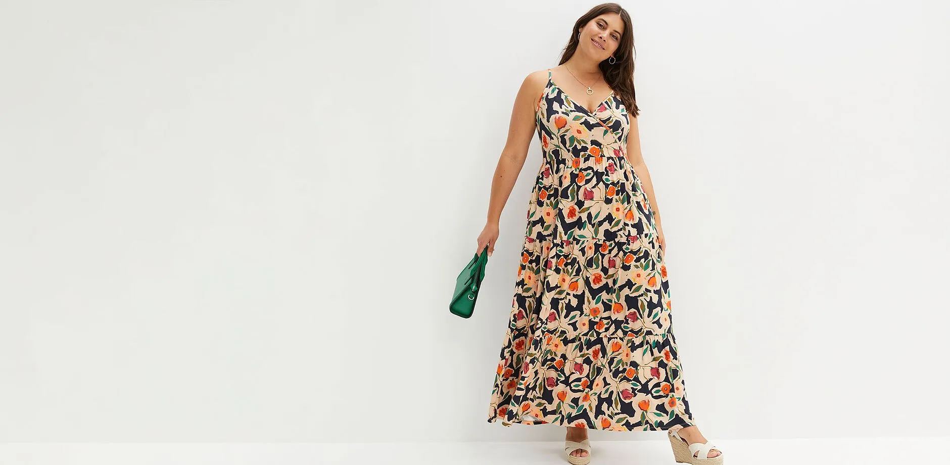 Abito estivo lungo con motivo floreale colorato e spalline.