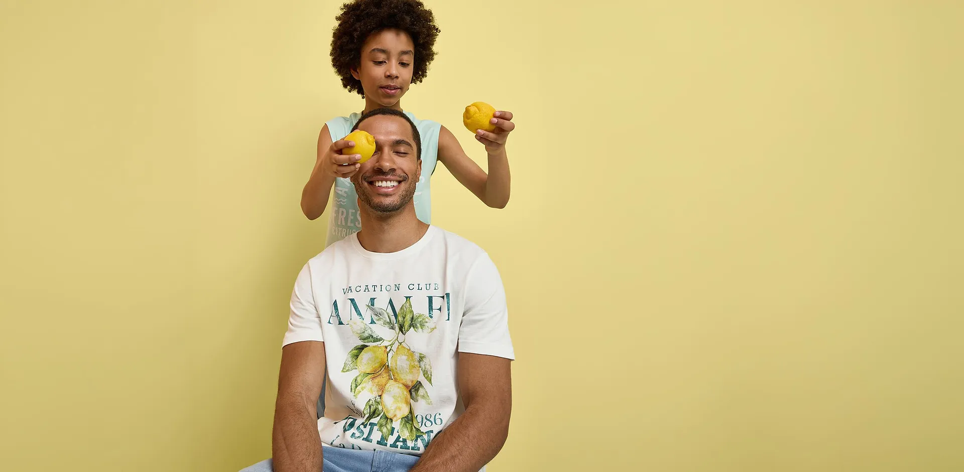 Un uomo e un bambino indossano magliette colorate con stampa