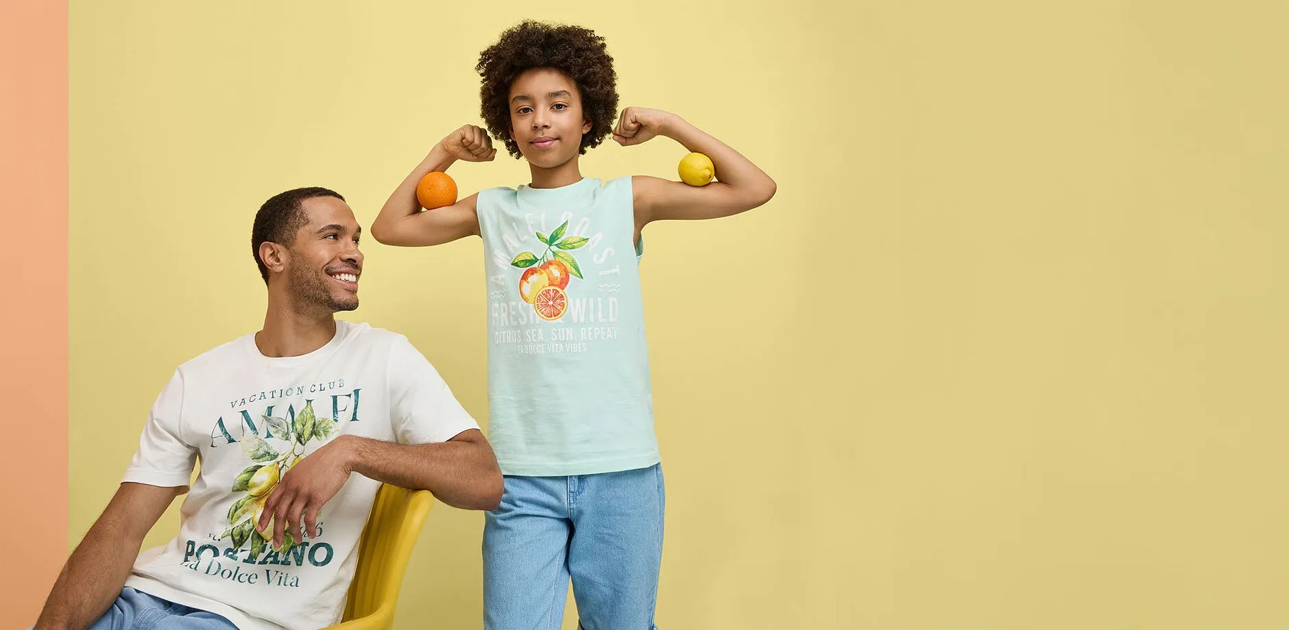 Un uomo e un bambino indossano magliette casual e jeans.