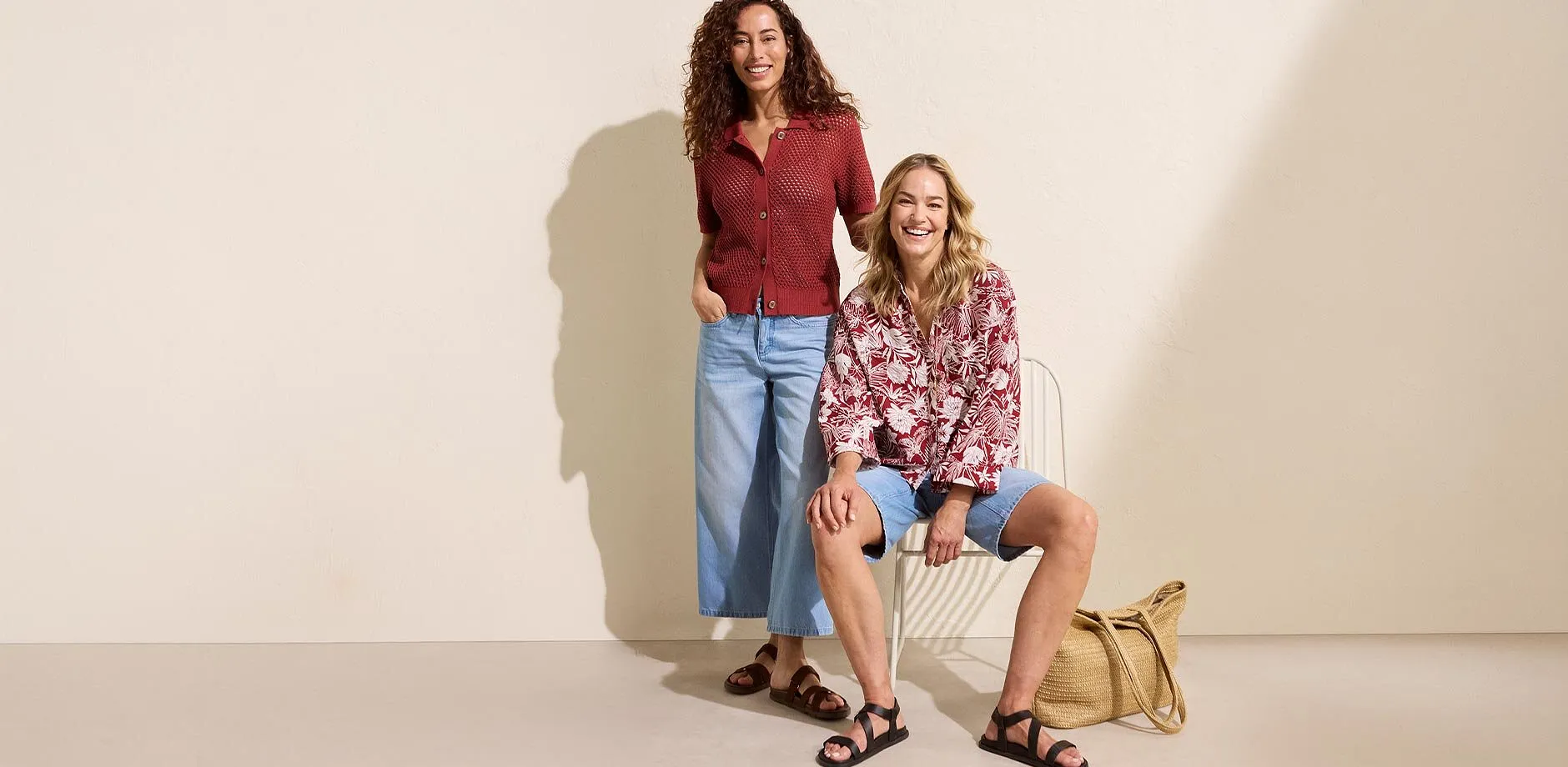 Look estivi casual con camicette a fantasia e comodi jeans per giornate all'insegna del relax.