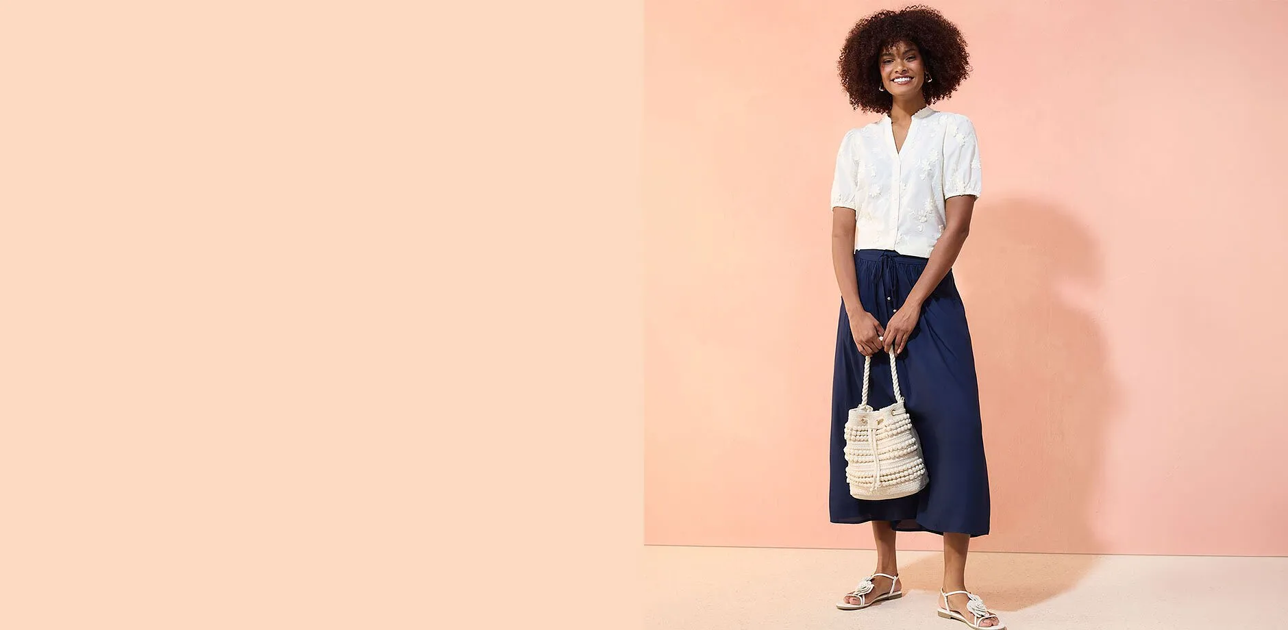 Una camicetta bianca e una gonna blu navy creano un look elegante e disinvolto.