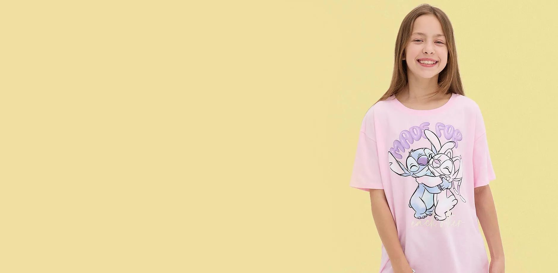Una maglietta rosa con un simpatico motivo a fumetti dona un look allegro e giocoso.