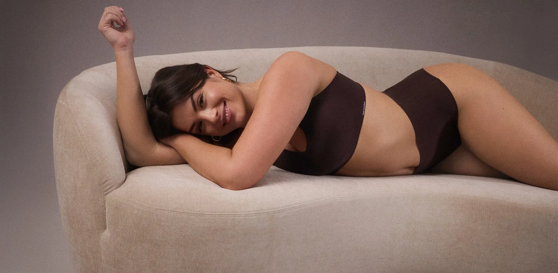 Elegante completo intimo marrone composto da reggiseno e slip dal design sobrio.