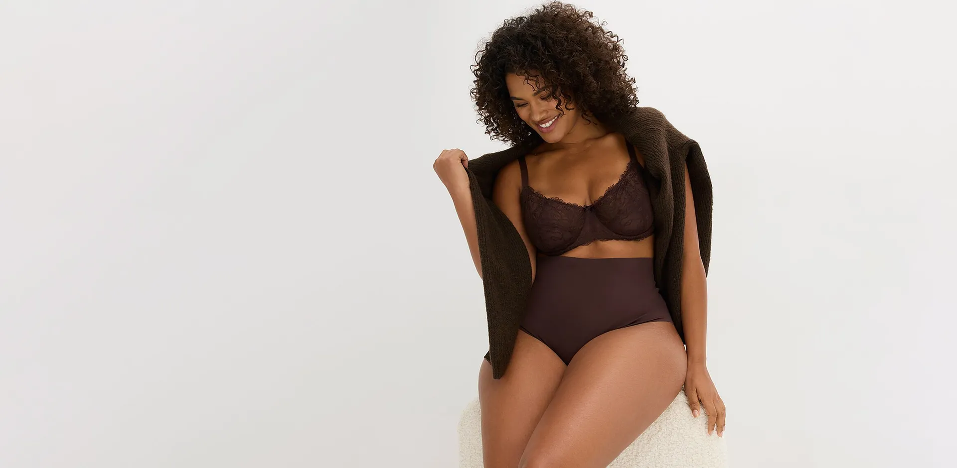 Elegante completo intimo marrone composto da reggiseno e slip dal design sobrio.