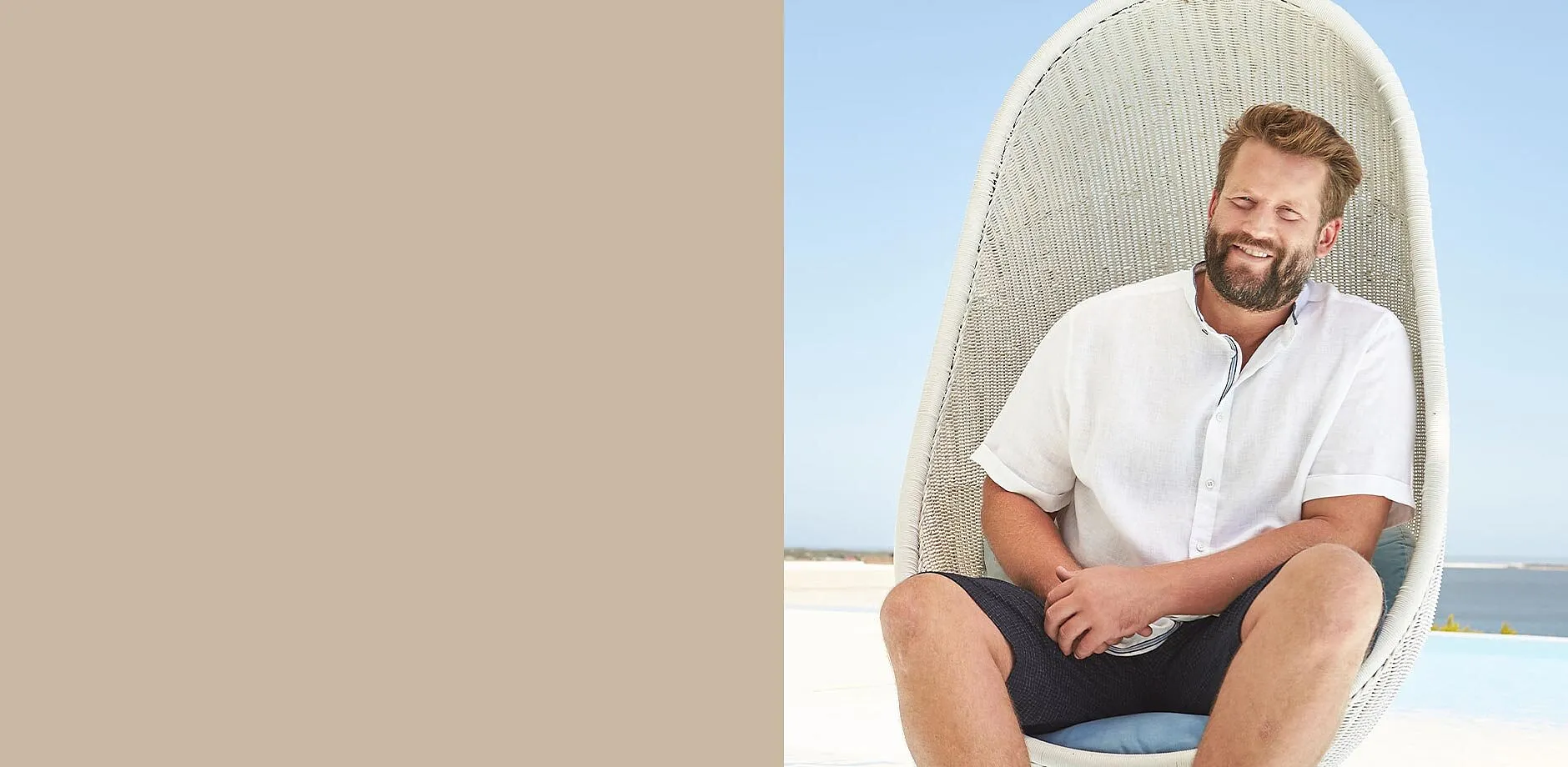 Un uomo indossa una camicia bianca e pantaloncini scuri.