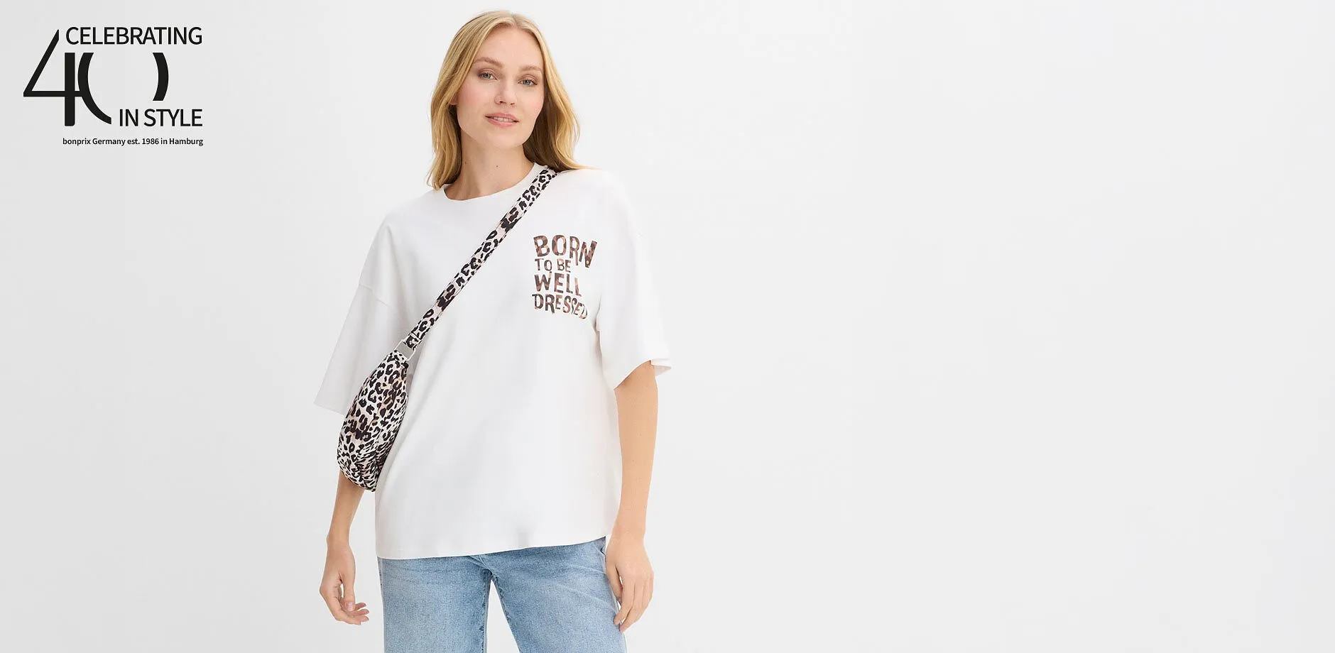 Maglietta bianca con stampa e dettagli leopardati, abbinata a un paio di jeans blu casual.